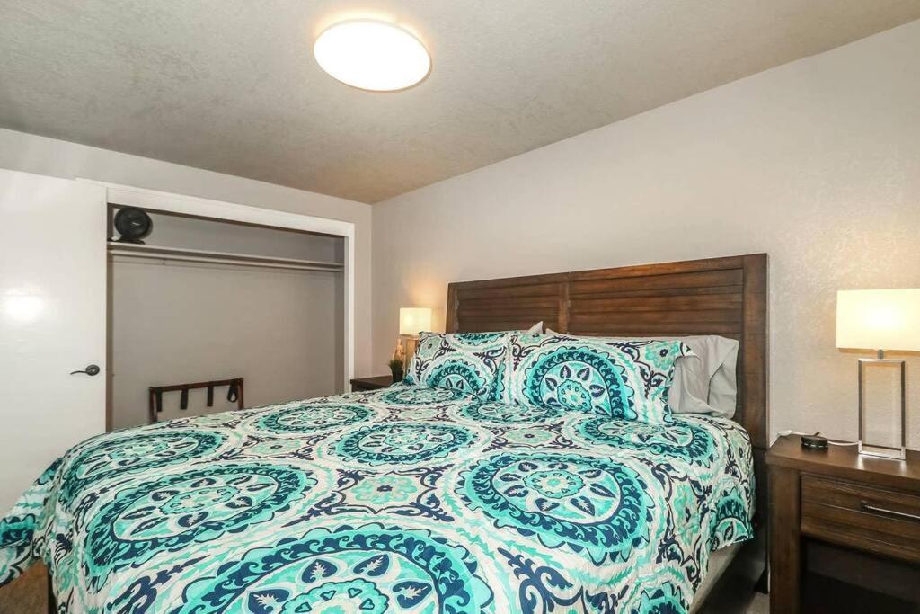 Holly First Floor 2 King Beds Villa Kansas City Kültér fotó