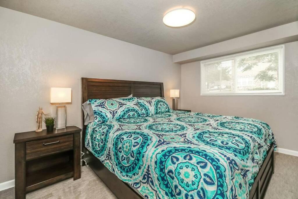 Holly First Floor 2 King Beds Villa Kansas City Kültér fotó