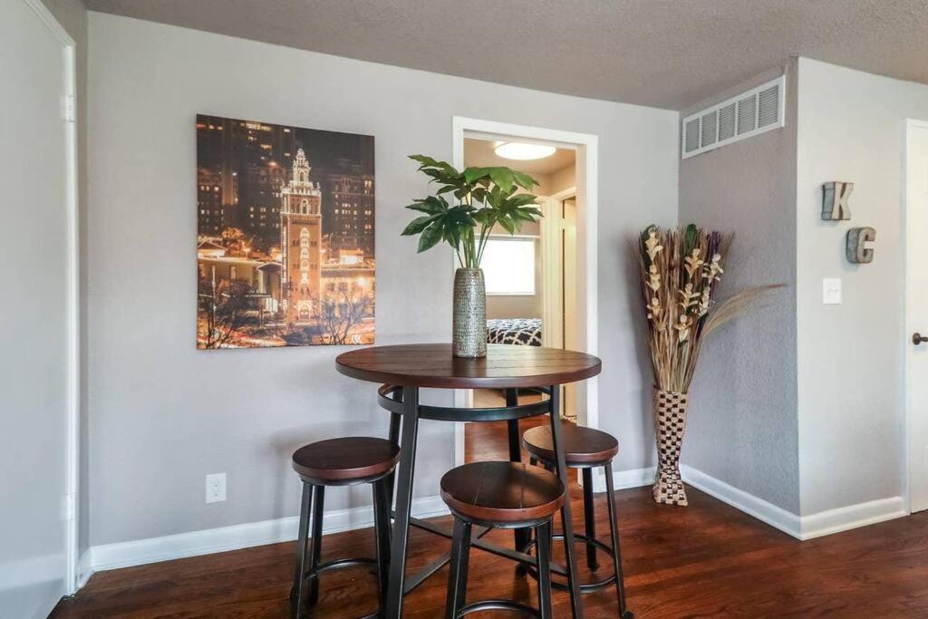 Holly First Floor 2 King Beds Villa Kansas City Kültér fotó