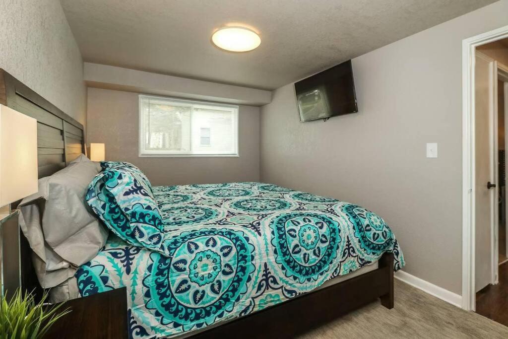 Holly First Floor 2 King Beds Villa Kansas City Kültér fotó